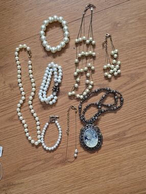 Classic Pearl Necklace and Bracelet Set - Ivory Pearls